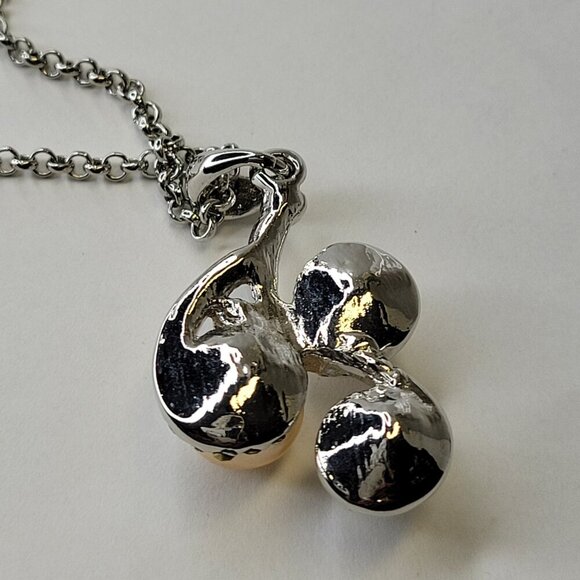 Three Pearl Pendant Necklace - Picture 7 of 10